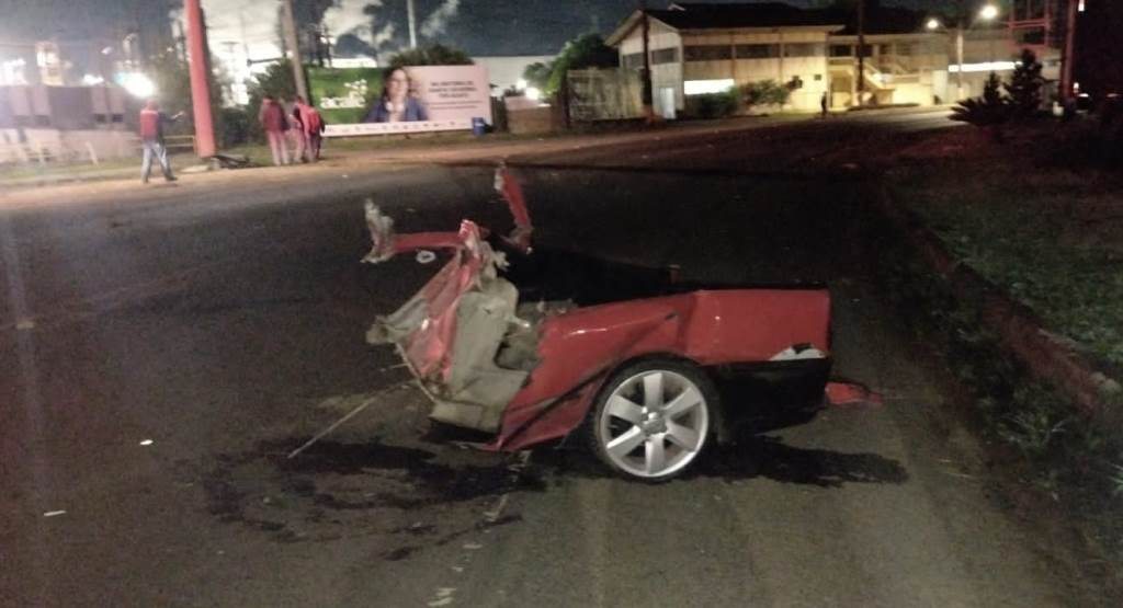 Veículo se parte ao meio após bater em poste e motorista é socorrido