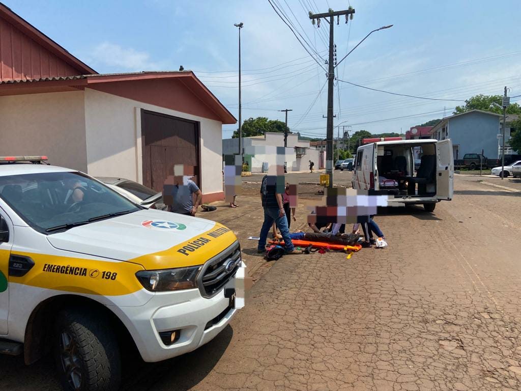 Motociclista gravemente ferido após bater em ônibus escolar durante