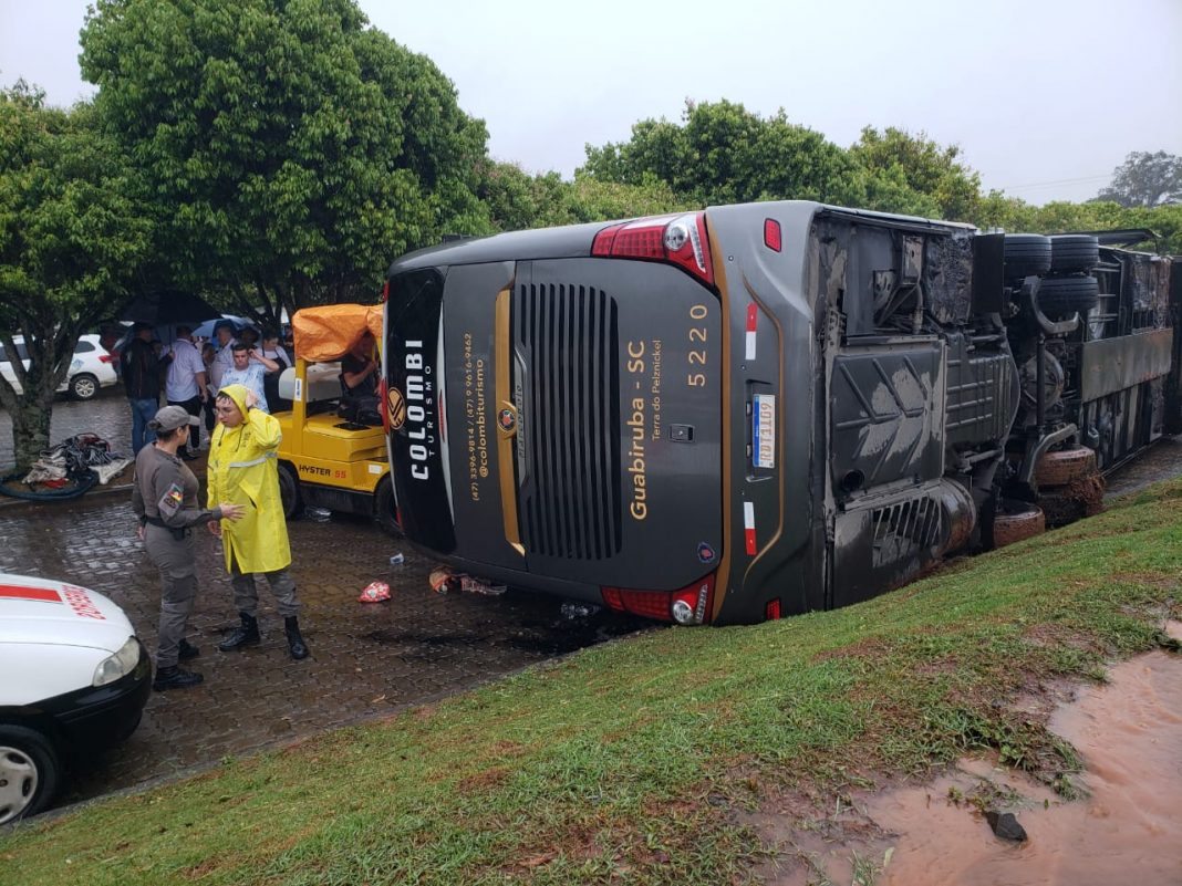 Nibus Mais De Passageiros Tomba E Deixa Feridos Graves No Rs