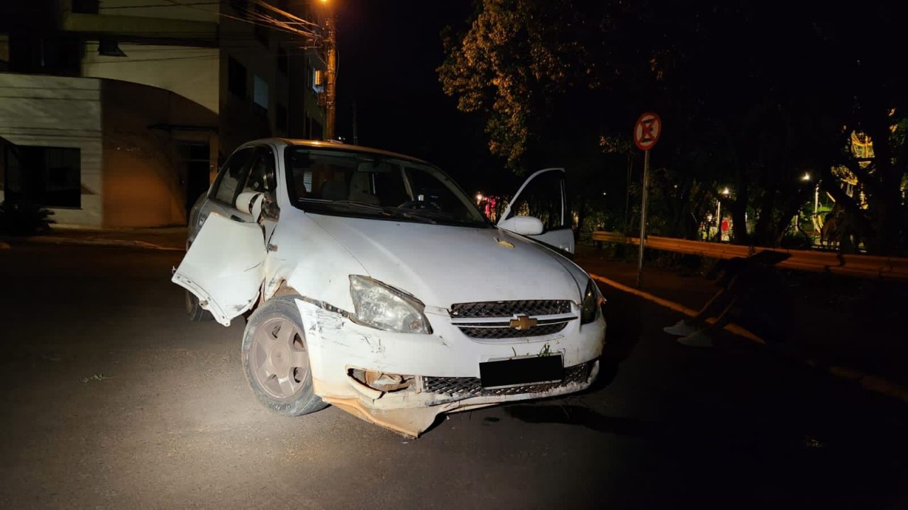 Motorista B Bado Bate Em Carros Estacionados No Ecoparque Em Chapec