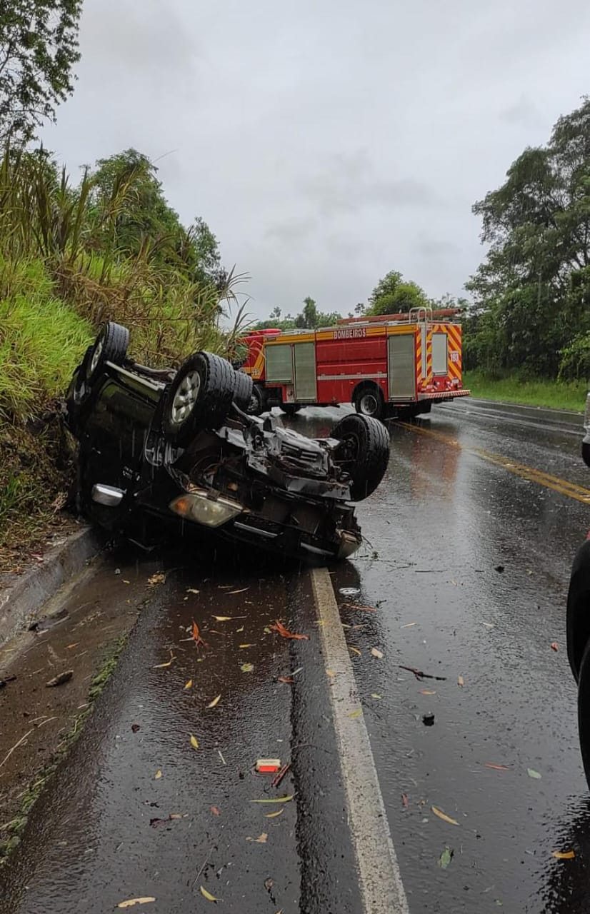 VÍDEO Mulher fica ferida após capotar carro na SC 157 DI Regional