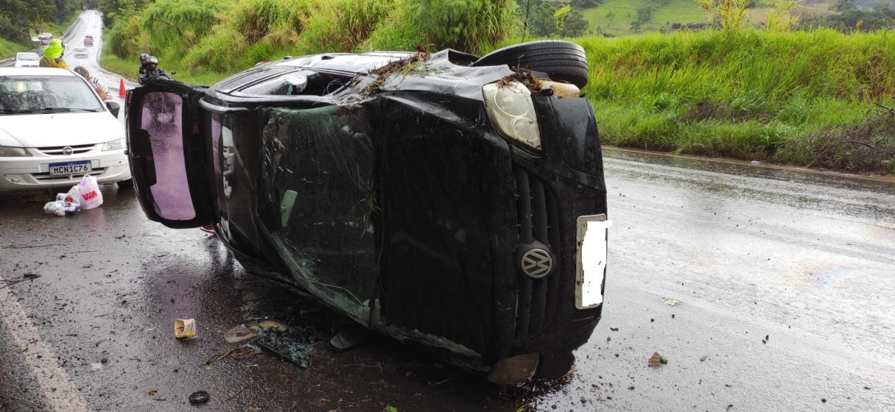 Veículo sai da pista e capota em Cordilheira Alta DI Regional