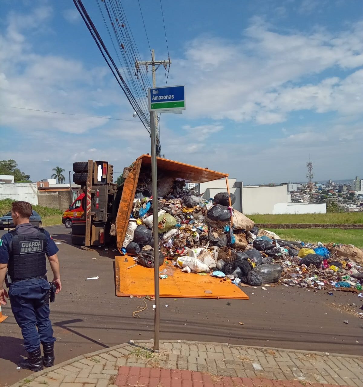 Caminh O Carregado De Lixo Tomba Em Chapec E Motorista Fica Ferido