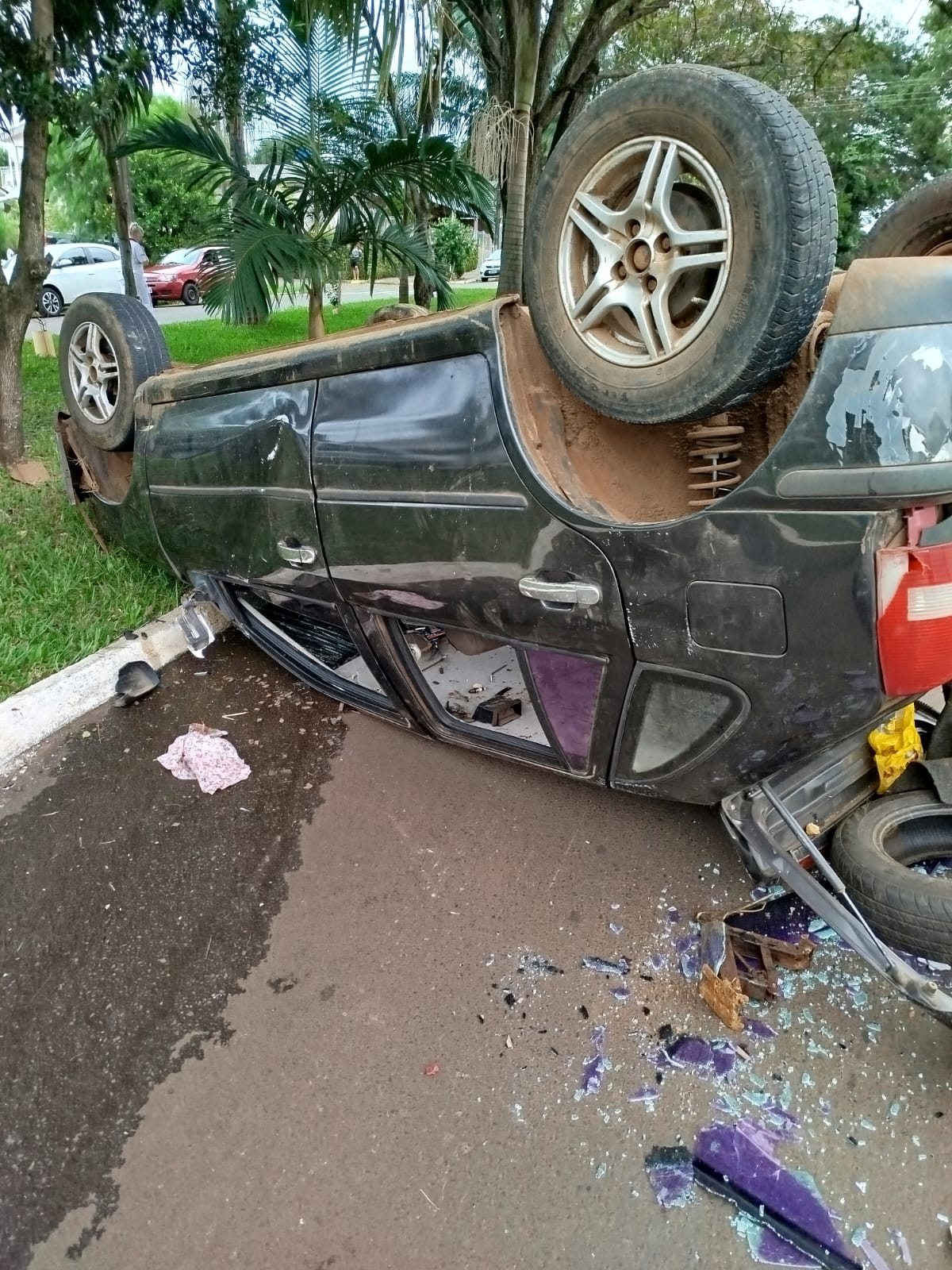 Imagens Motorista escapa escoriações após veículo sair da pista e