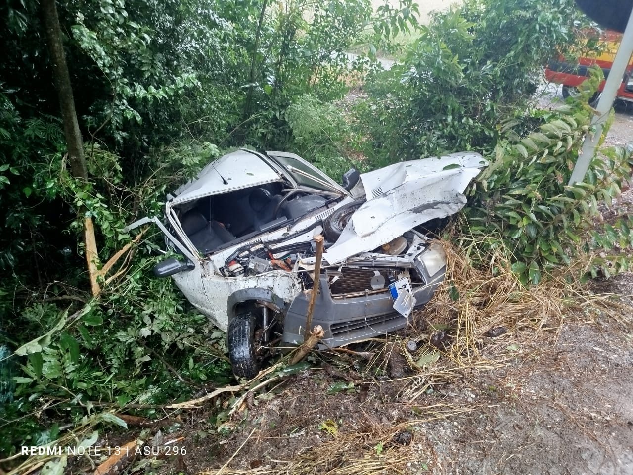 Carro sai da pista colide em árvore e deixa duas pessoas feridas na BR