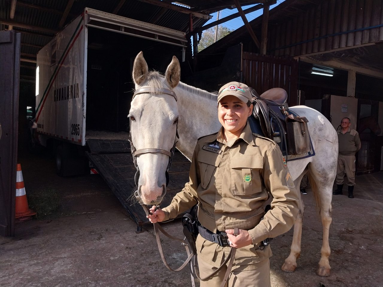 Soldado Katarine faz história e se torna 1ª mulher na Cavalaria da PM em  Criciúma