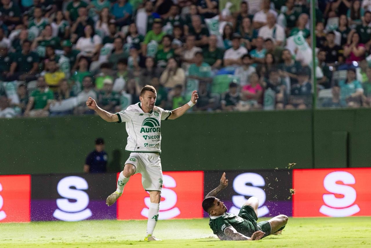 Chapecoense vence Goiás e assume vice-liderança da Série B