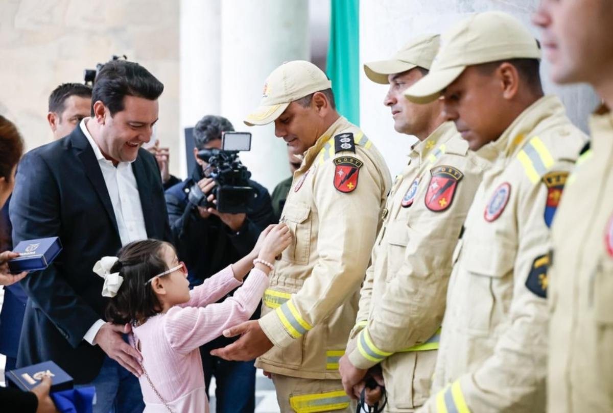 Bombeiros paranaenses que atuaram na Venezuela recebem medalha de Ratinho Jr