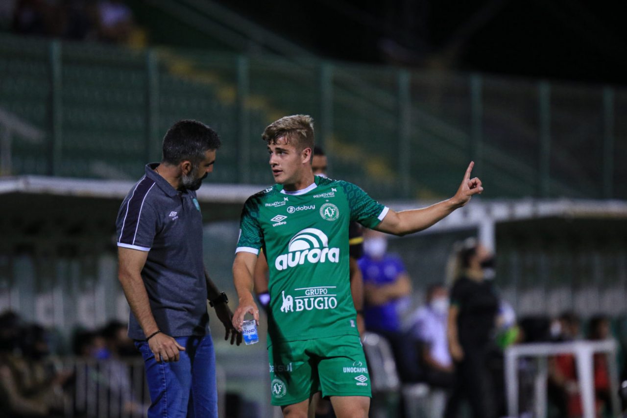 Chapecoense anuncia lateral esquerdo Kelvyn e volante Foguinho