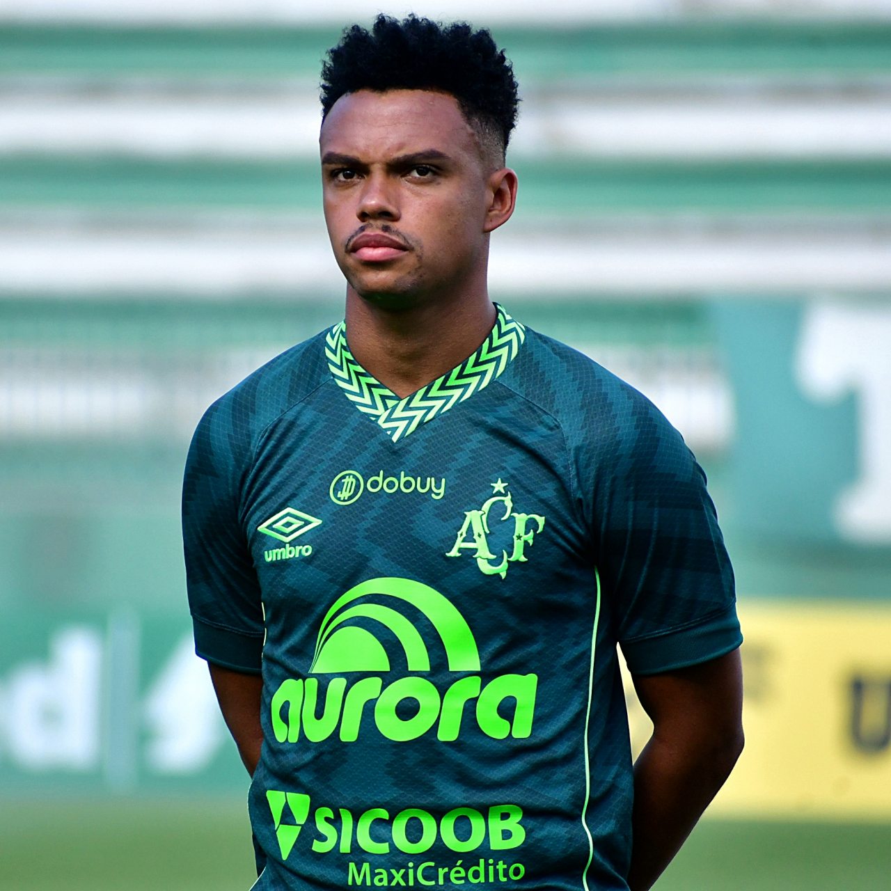 Chapecoense anuncia lateral esquerdo Kelvyn e volante Foguinho