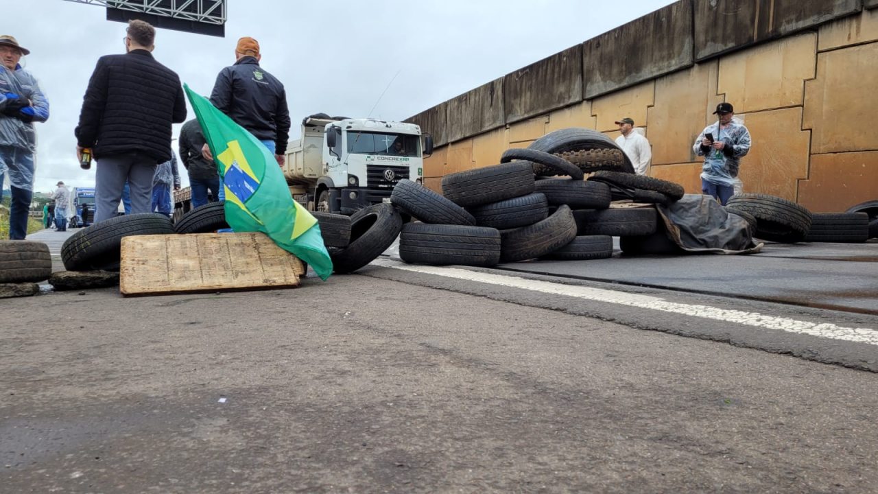 Manifestantes bloqueiam o Trevo de acesso a Chapecó DI Regional Portal de Notícias de