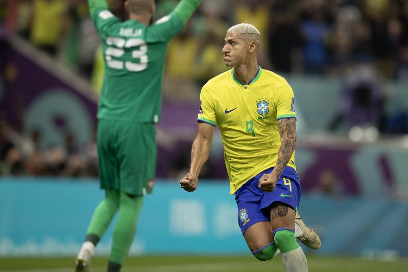 Richarlison brilha e Brasil vence Sérvia na estreia da Copa por 2 x 0